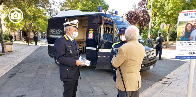 Lotta alle truffe agli anziani, la Polizia Locale scende in piazza 